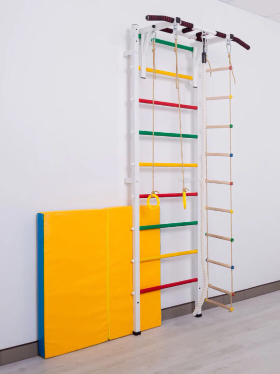 Шведская стенка P-7 (Цвет: Белый), ступени разноцветные "Светофор" с турником 3 хвата, кольцами, канатом и веревочной лестницей